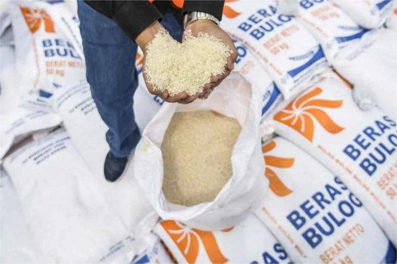 ilustrasi pedagang beras di pasar tradisional dengan karung beras bertuliskan Bulog