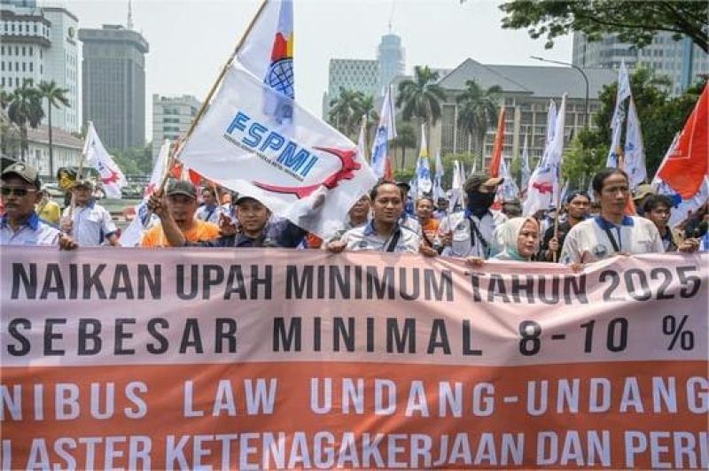 buruh berunjuk rasa menuntut kenaikan upah minimum yang layak