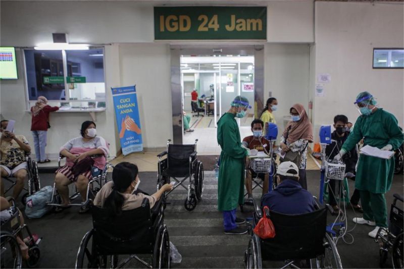 ilustrasi rumah sakit Indonesia dengan antrean pasien dan layanan medis