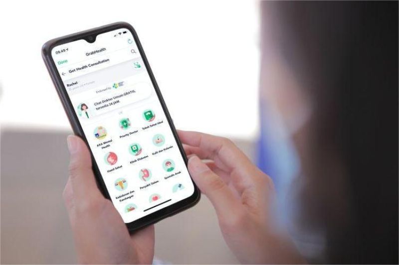 orang menggunakan aplikasi konseling kesehatan mental di smartphone