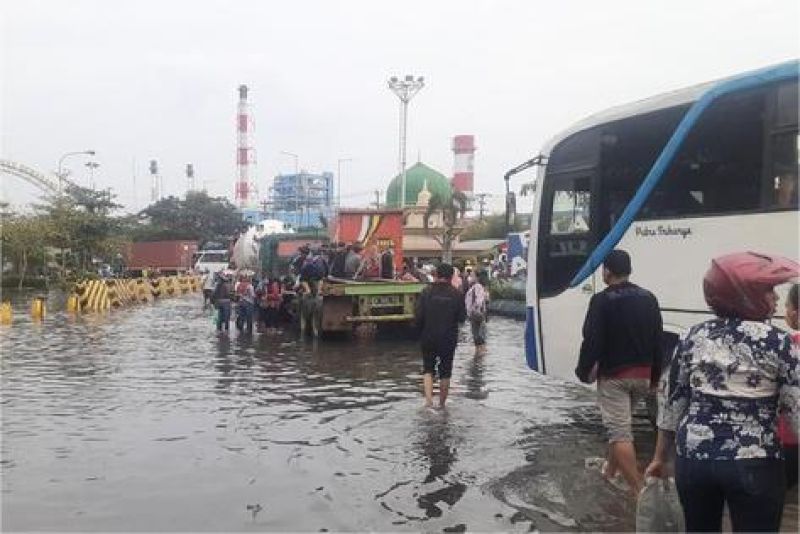 ilustrasi banjir rob di pelabuhan Tanjung Emas Semarang dengan truk dan dermaga tergenang
