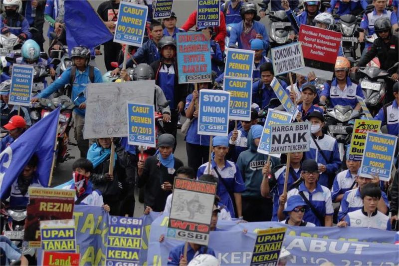 buruh pabrik menuntut upah layak karena daya beli terus menurun