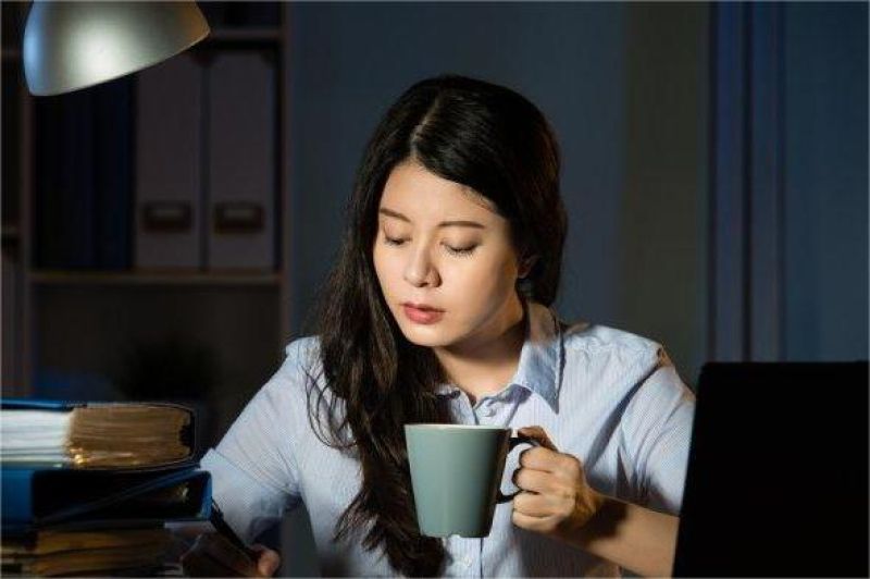 profesional muda kurang tidur karena tuntutan kerja dan gaya hidup hustle yang tidak sehat