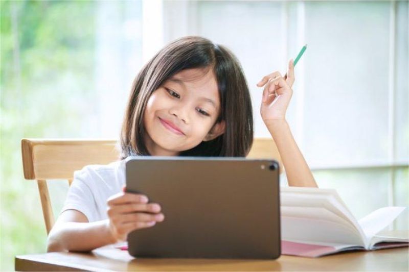 siswa belajar dari rumah menggunakan aplikasi pendidikan di layar tablet