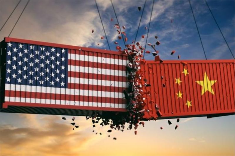 bendera amerika serikat dan tiongkok berdampingan di tengah latar belakang peta dunia dengan nuansa konflik dagang