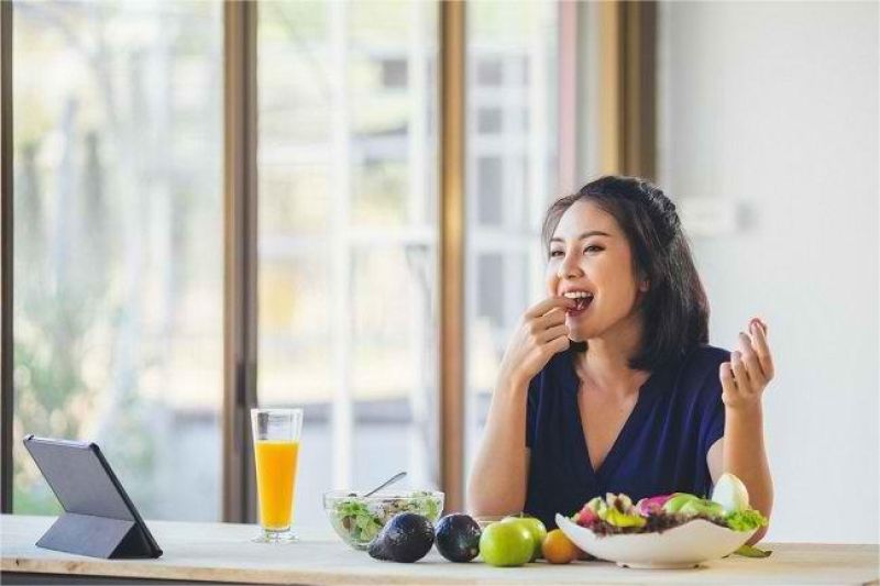 Orang minum air putih dan mengonsumsi buah segar untuk menjaga imun