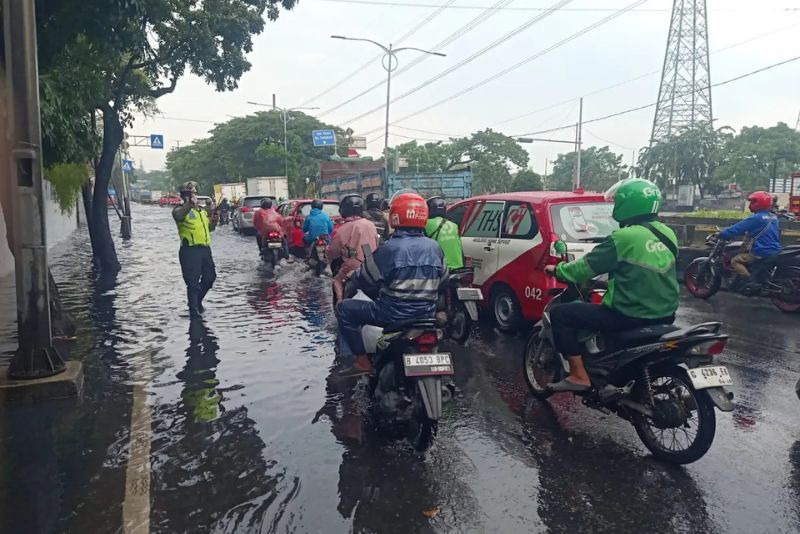 Banjir Setinggi 50 Cm Membuat Jalan Patra Raya di Jakarta Barat Macet Parah