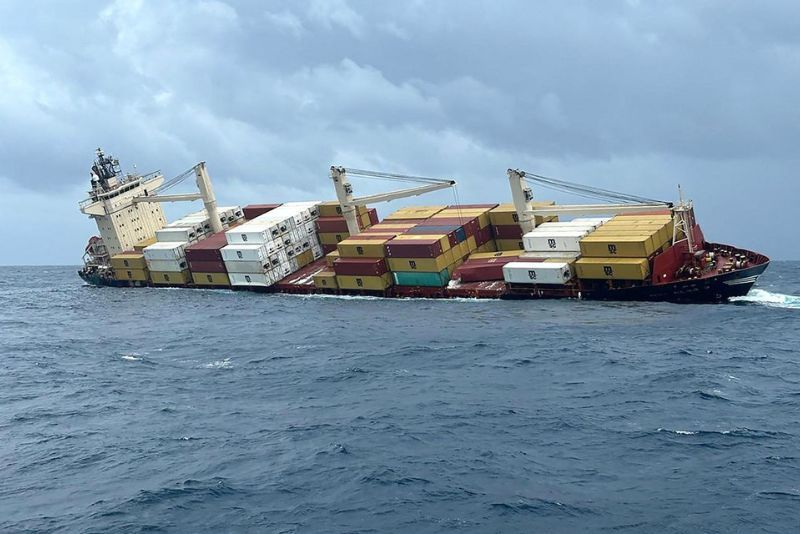 Kapal Muatan Kimia Berbahaya Kandas di India, 640 Kontainer Tenggelam