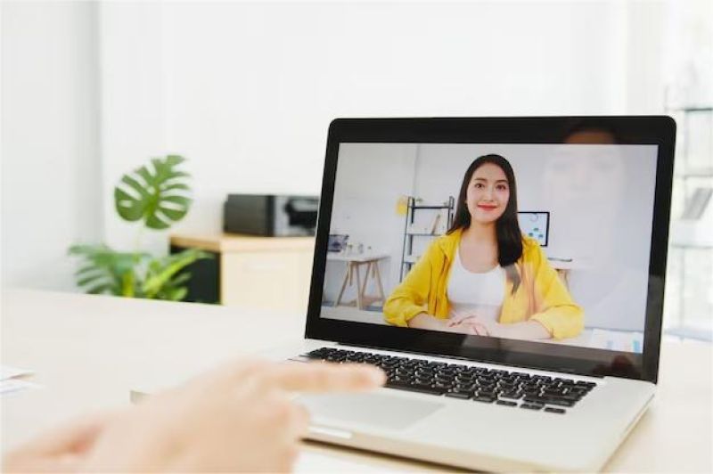 calon karyawan mengikuti interview kerja remote melalui video call di laptop