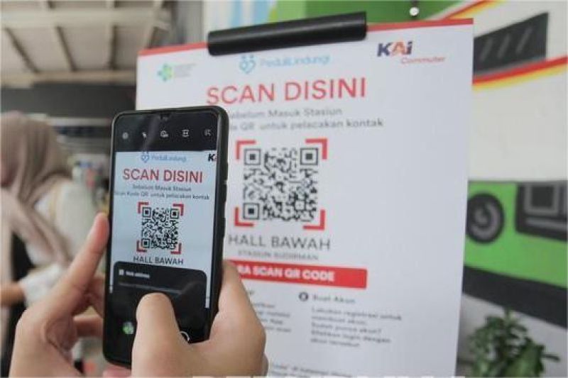 ilustrasi penumpang KAI menggunakan QR code untuk check-in di stasiun kereta