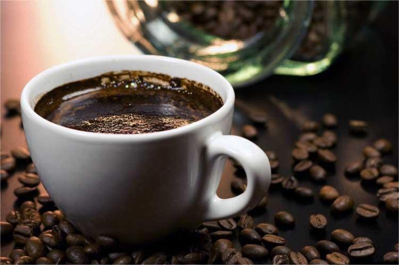 ilustrasi secangkir kopi tubruk dengan kopi bubuk yang mengendap di dasar gelas