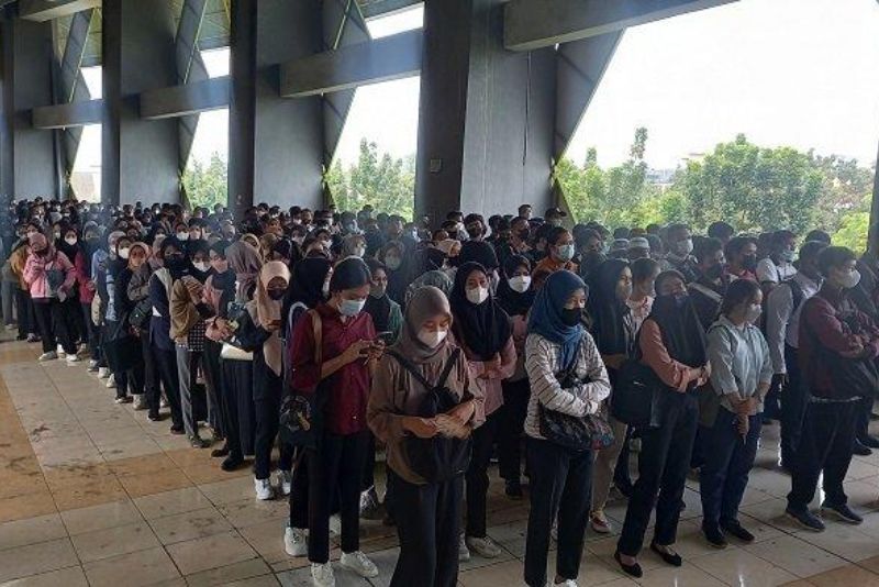 Demi Sebuah Pekerjaan, Job Fair di Bekasi Membeludak, Sejumlah Peserta Pingsan
