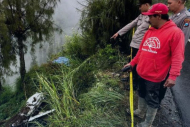 Jeep Rombongan Wisatawan Gunung Bromo Terjun ke Jurang Sedalam 8 Meter