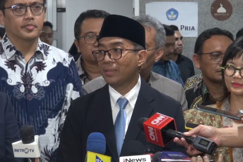 Kemdiktisaintek Buka Opsi Pindahkan Mahasiswa Indonesia di AS ke Negara Lain