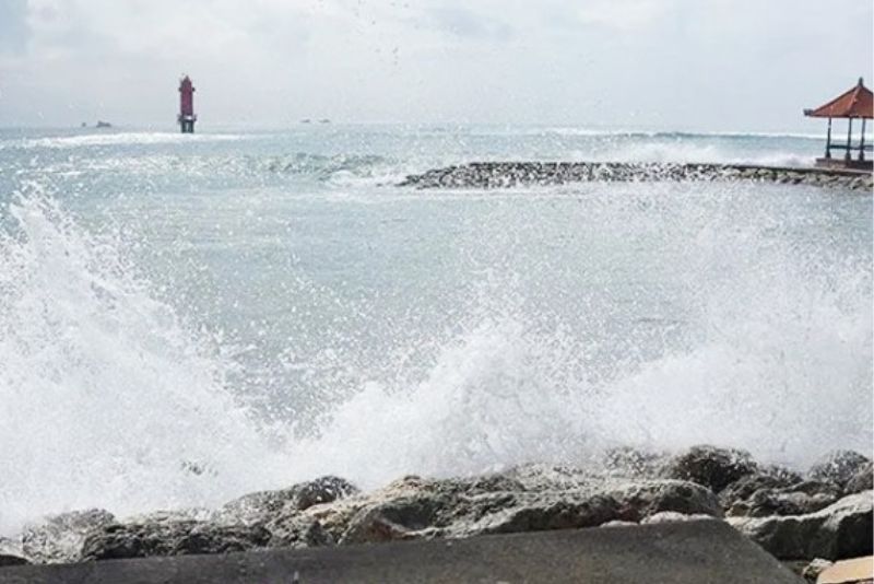 Waspada Gelombang 4 Meter di Bali Pada 26 Hingga 29 Mei 2025