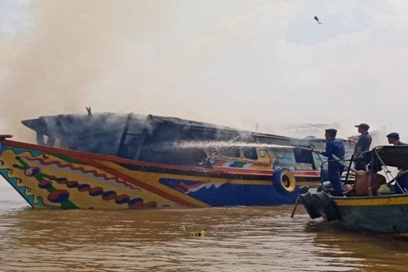 Kapal Jukung Meledak di Sungai Musi, Barang Dagangan Dijarah Warga