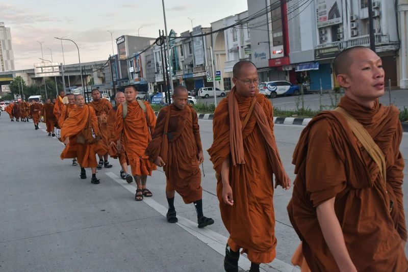 Perjalanan Spiritual Thudong: Biksu Thailand Tempuh Ribuan Kilometer Menuju Candi Borobudur