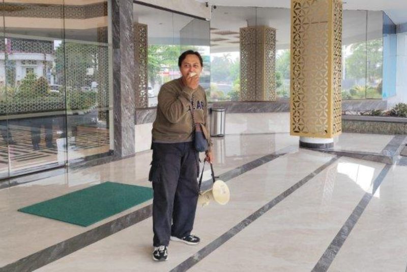 Anaknya Meninggal, Seorang Ayah Nekat Demo Sendirian di Depan RSUD Karawang