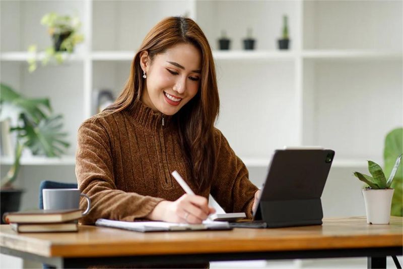 pekerja freelance bekerja dari rumah tanpa jaminan sosial atau perlindungan formal