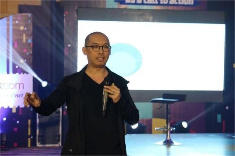 foto CEO startup fintech sedang presentasi ekspansi bisnis fintech di depan investor