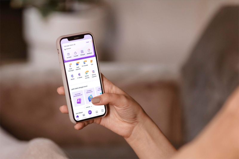 ilustrasi anak muda menggunakan aplikasi koperasi digital untuk investasi bersama