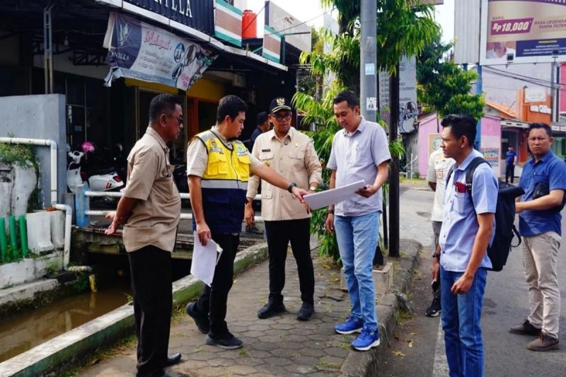 Bupati Batang Faiz Kurniawan sedang melakukan pengecekan pembangunan trotoar sistem pengaturan kabel bawah tanah, belum lama ini. (ANTARA/HO-Humas Kabupaten Batang)