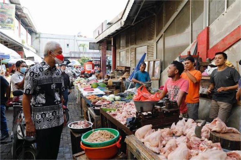 pasar tradisional yang telah direnovasi dengan kios-kios baru dan pengunjung yang ramai