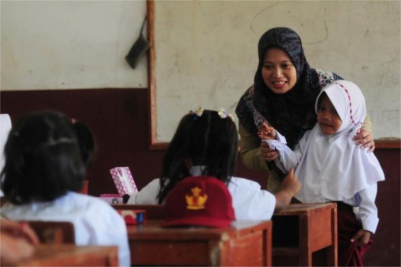 guru honorer mengajar di sekolah dengan fasilitas terbatas dan status belum diangkat ASN