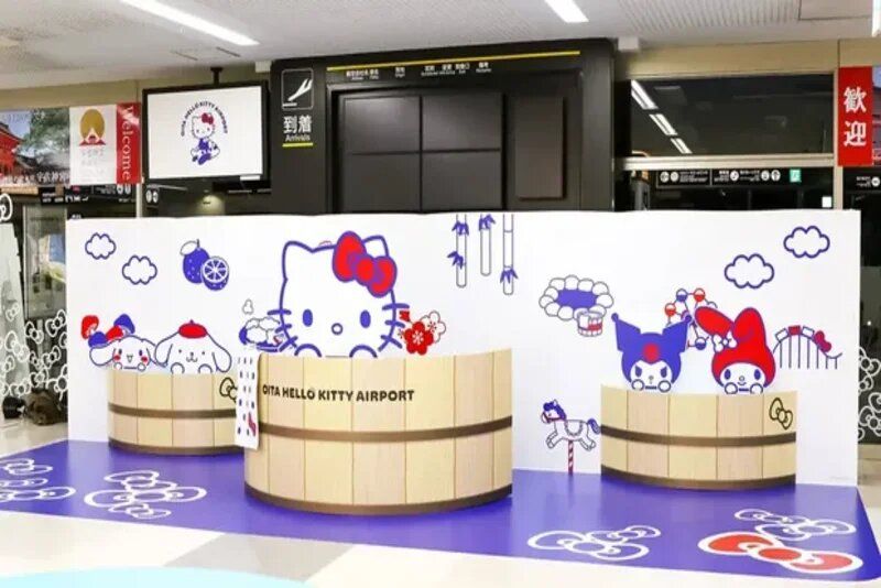 Unik dan Menggemaskan! Bandara di Jepang Ini Berubah Jadi 'Hello Kitty Airport' Selama Expo 2025—Ada Ember Mandi Raksasa Juga!