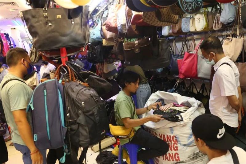 anak muda belanja barang bekas