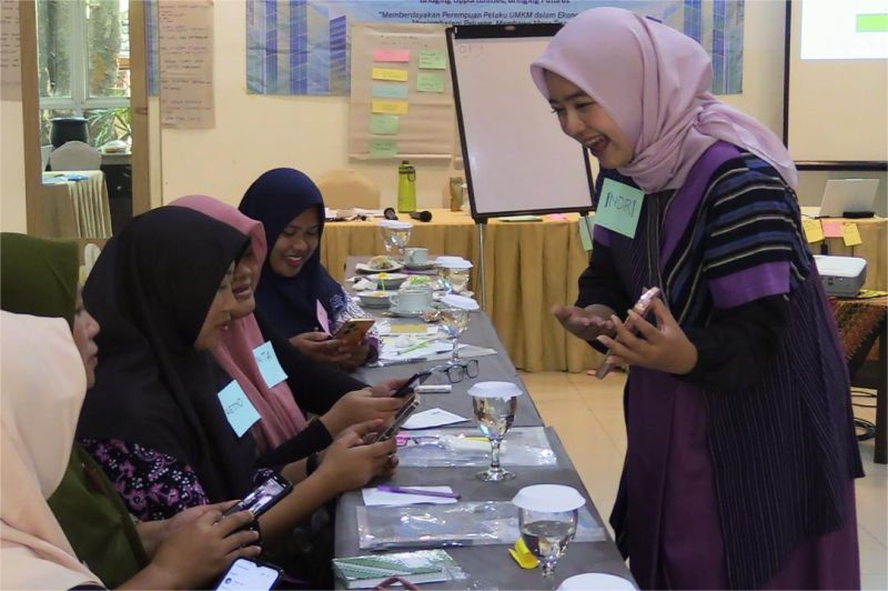 foto pelatihan digital UMKM dengan peserta yang sedang belajar