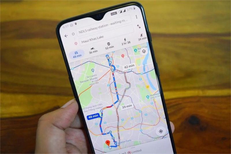 ilustrasi aplikasi navigasi lokal menampilkan rute jalan alternatif real time di layar ponsel