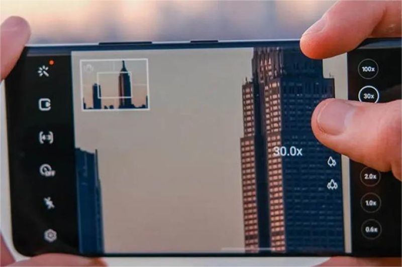 ilustrasi fitur zoom AI kamera HP menangkap objek jauh dengan detail tajam
