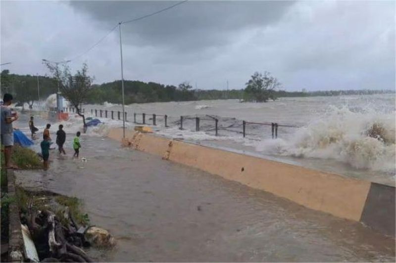 ilustrasi jalan nasional tergenang banjir rob di wilayah pantura