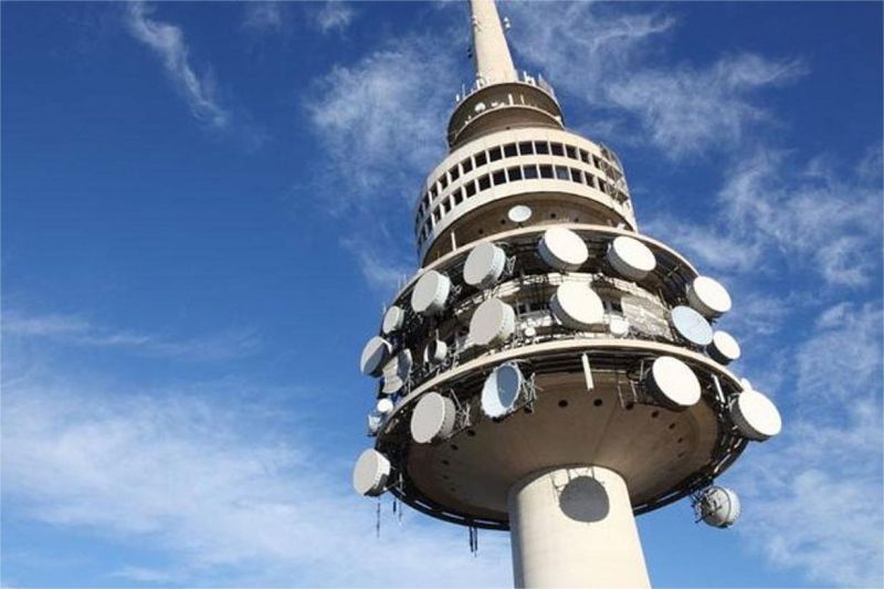 ilustrasi jaringan 5G dengan tower dan ikon konektivitas di Australia