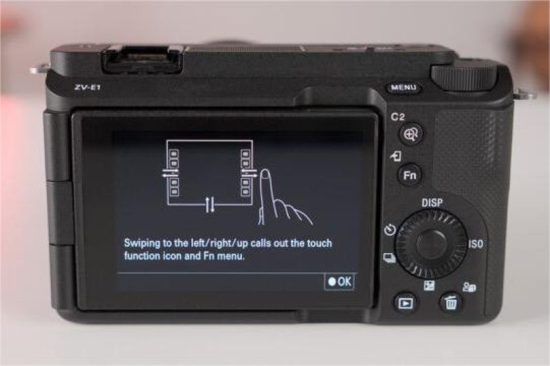 ilustrasi kamera mirrorless terbaru dengan tampilan fitur AI di layar