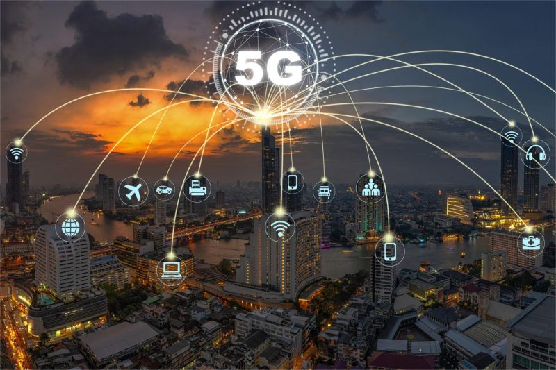 ilustrasi menara 5G dengan pemandangan kota di latar belakang