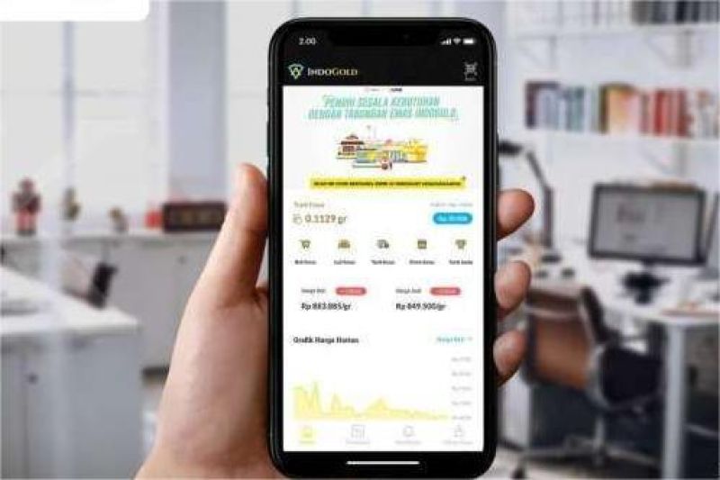 ilustrasi milenial melihat grafik investasi emas digital di aplikasi smartphone