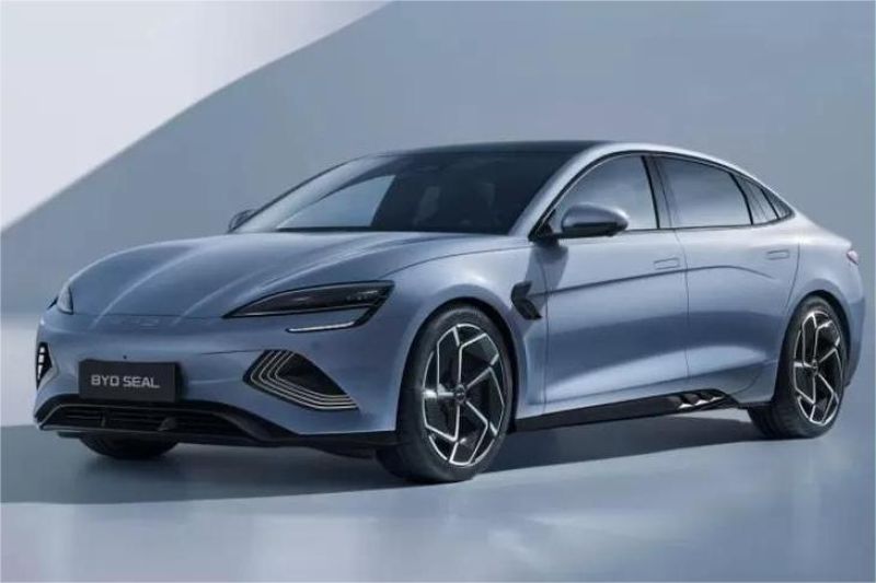 ilustrasi mobil listrik buatan Tiongkok meluncur di jalur ekspor global