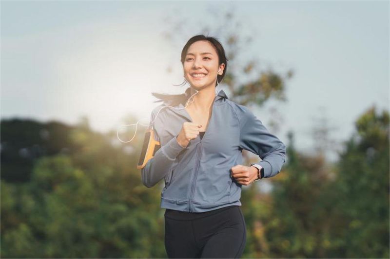 olahraga ringan pagi hari seperti stretching dan jalan kaki