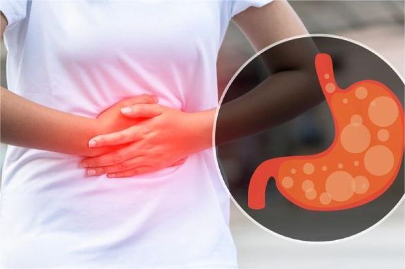 ilustrasi orang memegang perut dan merasakan sakit akibat asam lambung