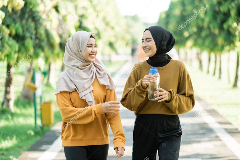 ilustrasi orang memegang botol air minum saat berolahraga di luar ruangan