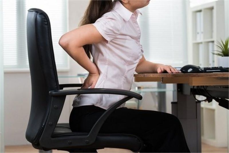 ilustrasi pekerja kantor duduk terlalu lama dengan ekspresi kelelahan di kursi kerja