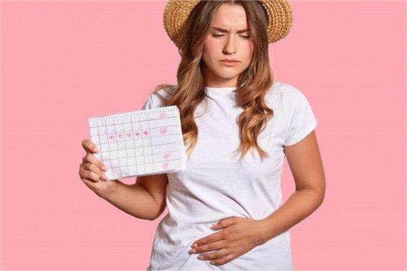 ilustrasi perempuan memegang kalender menstruasi dengan ekspresi bingung