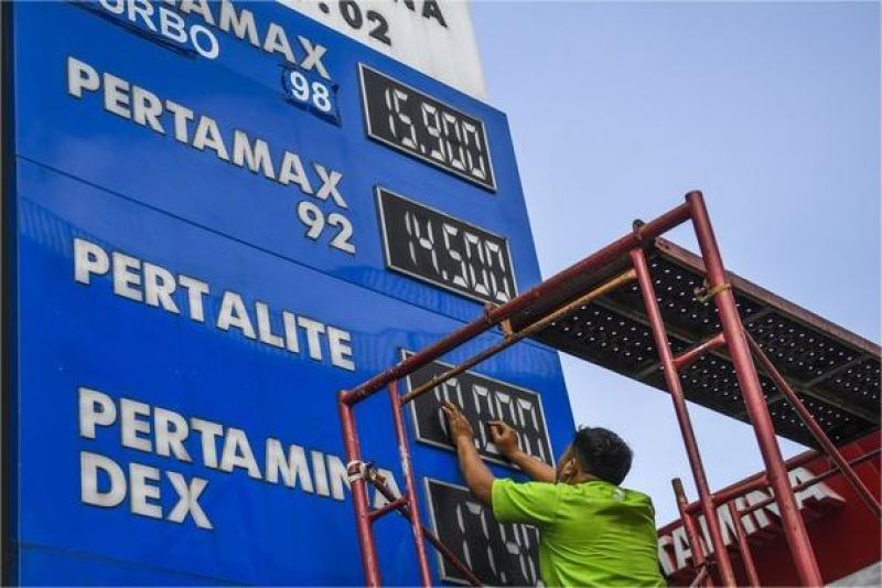 pom bensin dengan papan harga bahan bakar naik