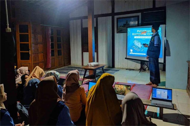 ilustrasi pelatihan literasi digital di desa dengan warga mengikuti kelas komputer