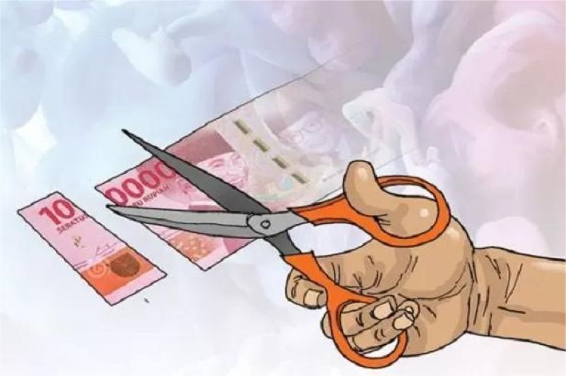 ilustrasi pekerja memeriksa slip gaji dengan potongan program Tapera