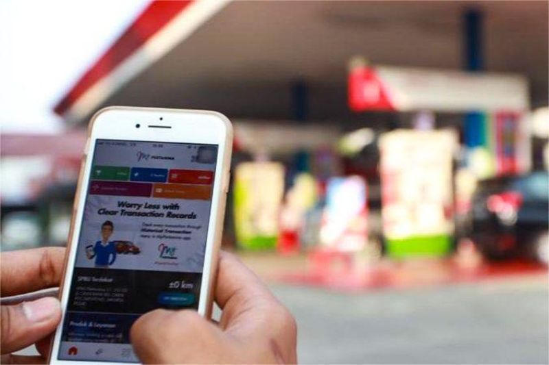 ilustrasi pengisian BBM subsidi di SPBU dengan pengawasan digital via aplikasi