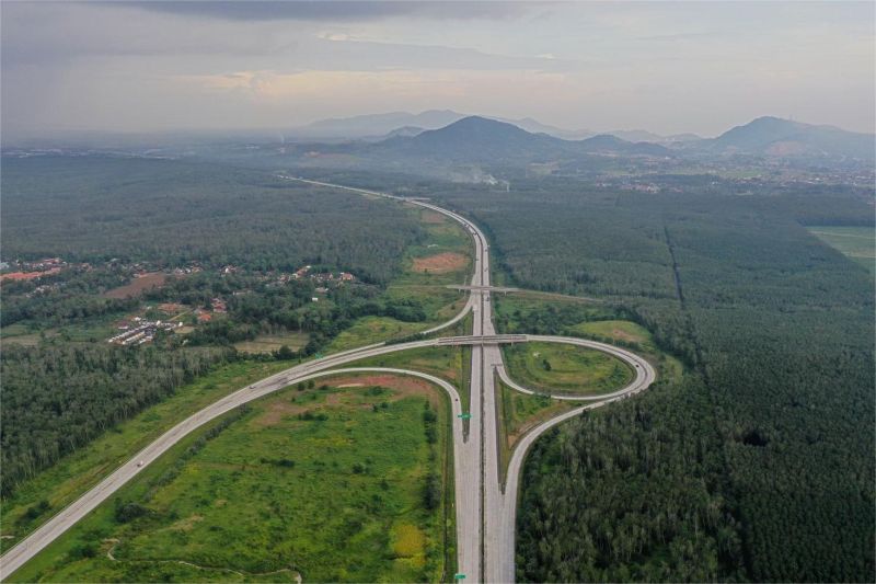 ilustrasi pembangunan jalan tol di daerah pegunungan Sumatera