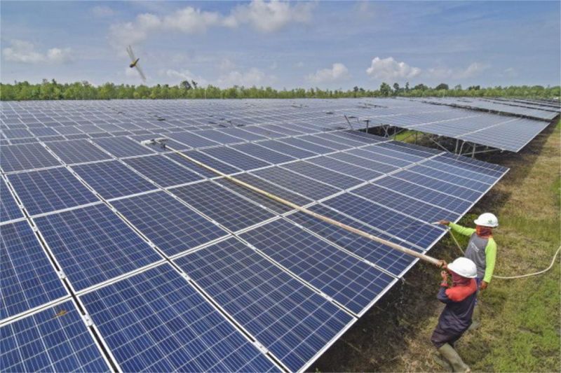 ilustrasi proyek pembangunan PLTS skala besar oleh PLN di wilayah Indonesia